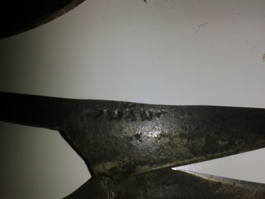 Närbild på saxblad med märkning närbild knivblad