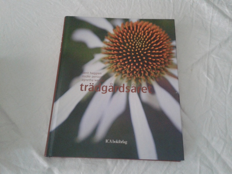Bok med titeln Trädgårdsåret trädgårdsåret bok