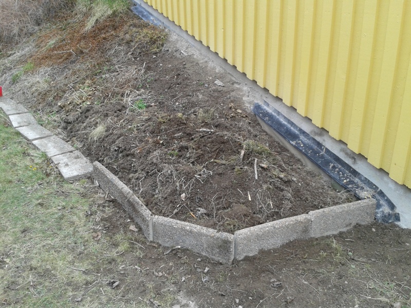 Slänt med ett hörn med ditsatta kantstenar, resten liggande. 11 april