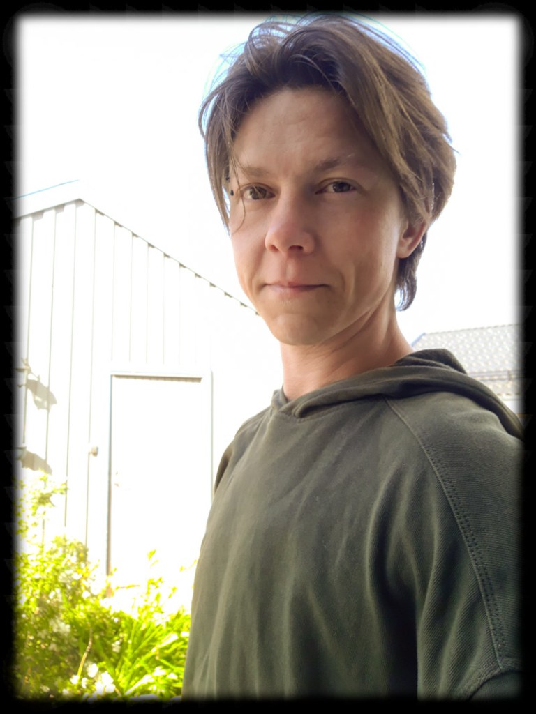 Marcus i halvfigur och halvprofil.