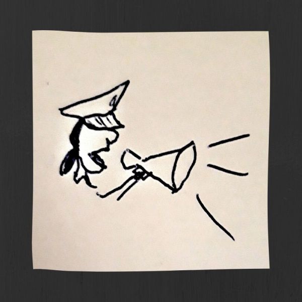 Tecknad figur med hästsvans och skärmmössa som ropar i megafon.